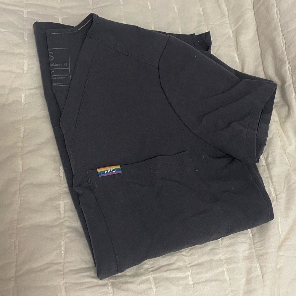 FIGS Catarina Top - Charcoal Grey Pride Collection